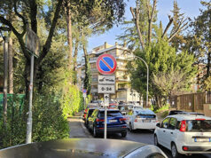 Via Giochi Istmici parcheggio cartelli divieto