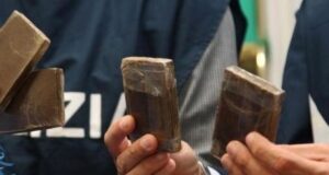 Polizia-panetti-di-hashish