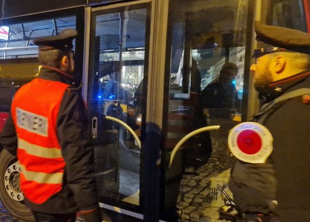 carabinieri sassi contro bus